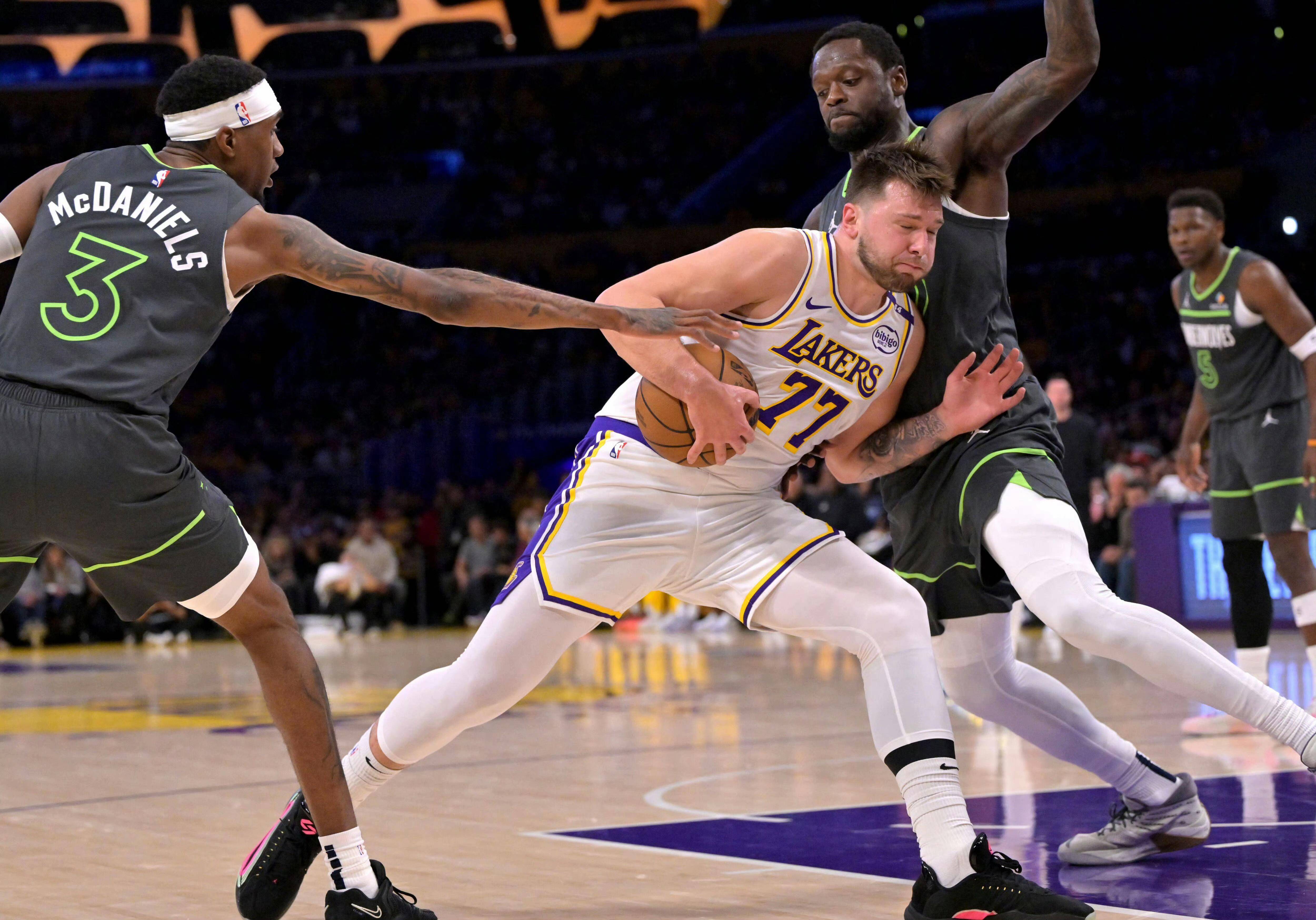 包含集结日明尼苏达森林狼备战社区盾；绝杀压哨细节曝光；球迷炸锅；赛程密集仍需轮换的词条